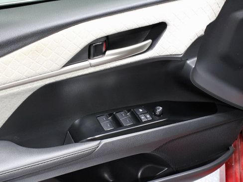 Used 2025 Toyota Camry XLE AWD/4WD image 23