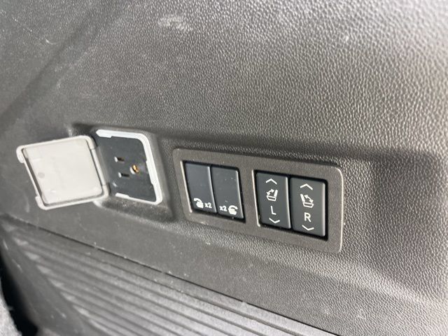 Used 2025 GMC Yukon Denali AWD/4WD image 8