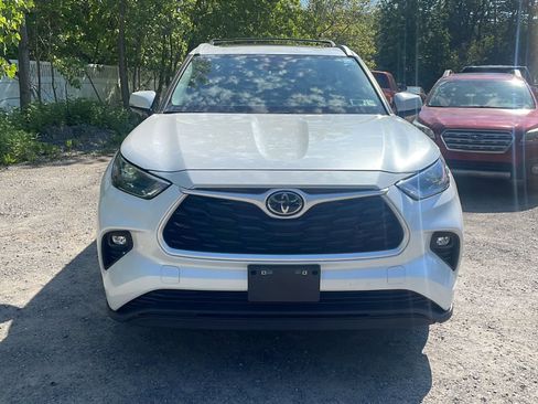 Used 2023 Toyota Highlander XLE AWD/4WD image 12