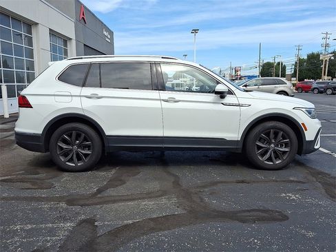 Used 2022 Volkswagen Tiguan SE image 9
