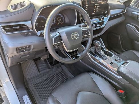 Used 2024 Toyota Highlander Limited image 10