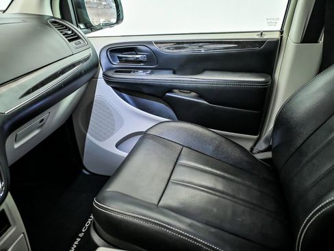 Used 2015 Chrysler Town & Country Touring w/ Driver Convenience Group FWD image 25