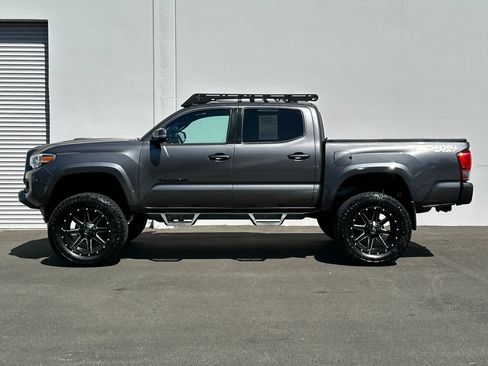 Used 2017 Toyota Tacoma TRD Sport w/ Premium & Technology Package AWD/4WD image 7