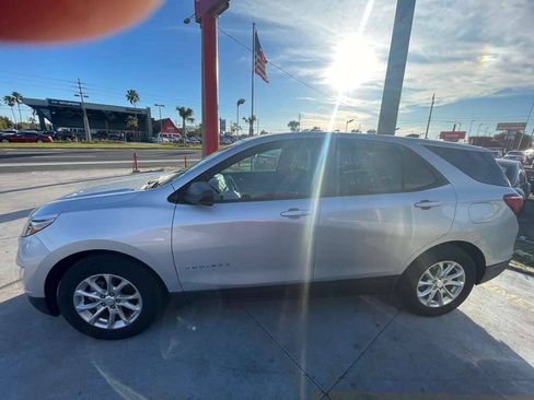 Used 2021 Chevrolet Equinox LS w/ LS Convenience Package FWD image 2