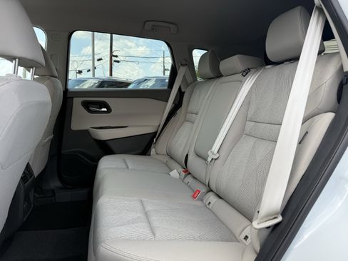 Used 2025 Nissan Rogue SV image 3