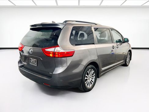 Used 2019 Toyota Sienna XLE w/ XLE Navigation Package FWD image 4