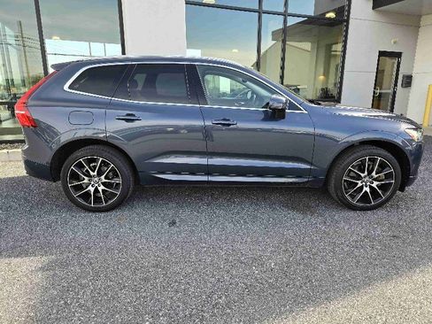 Used 2018 Volvo XC60 T6 Momentum w/ Convenience Package image 2