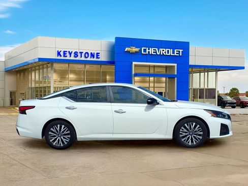 Used 2025 Nissan Altima 2.5 SV FWD image 8