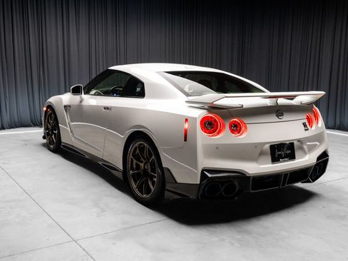 Used 2024 Nissan GT-R w/ Floor Mat Package AWD/4WD image 37