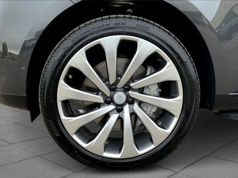 New 2025 Land Rover Range Rover Long Wheelbase SE AWD/4WD image 11