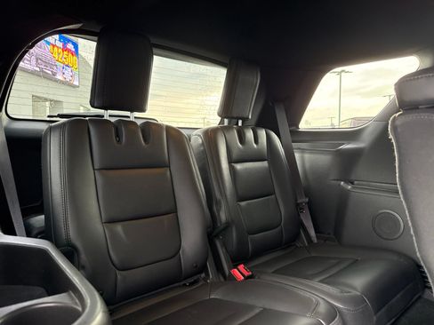 Used 2014 Ford Explorer XLT w/ Equipment Group 202A AWD/4WD image 9