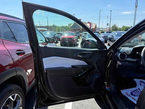 Used 2025 Chevrolet Trax LT FWD image 9