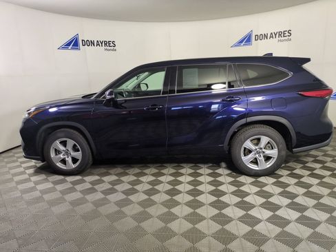 Used 2020 Toyota Highlander LE FWD image 2