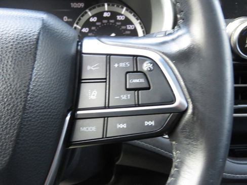 Used 2020 Toyota Highlander XLE AWD/4WD image 25