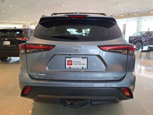 Certified 2023 Toyota Highlander XLE image 6