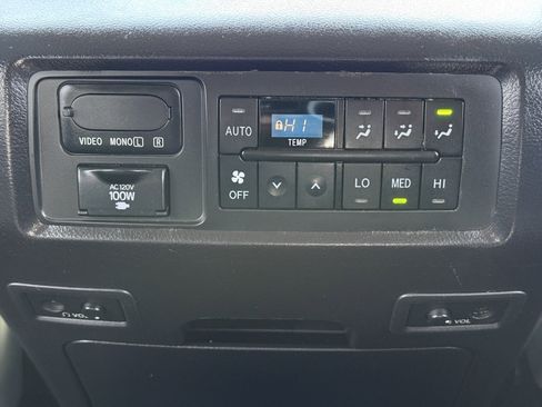 Used 2019 Toyota Sequoia Platinum w/ Four Season Floor Mat Package image 39