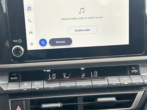 Used 2025 Toyota Camry SE w/ Convenience Package image 19