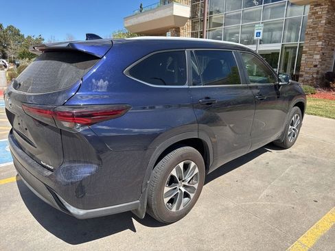 Used 2025 Toyota Highlander XLE image 3