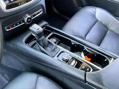 Used 2020 Volvo XC90 T5 Momentum w/ Protection Package image 15