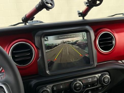 Used 2023 Jeep Gladiator Rubicon w/ Cold Weather Group image 4