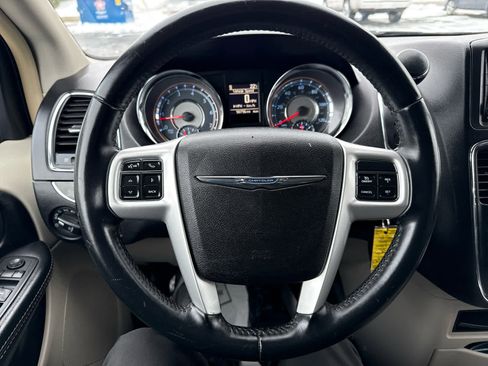 Used 2015 Chrysler Town & Country Touring image 24