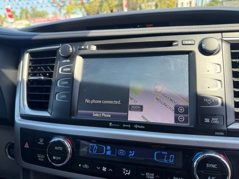 Used 2019 Toyota Highlander XLE AWD/4WD image 21
