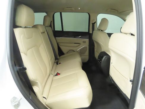 Used 2022 Jeep Grand Cherokee Limited image 23