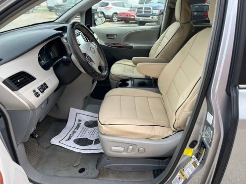 Used 2013 Toyota Sienna XLE image 8