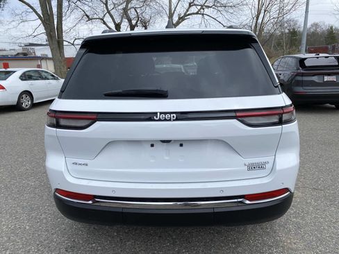 Certified 2025 Jeep Grand Cherokee Laredo w/ Luxury Tech Group I AWD/4WD image 4