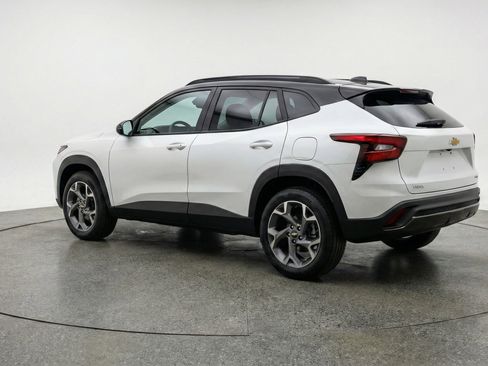 Used 2025 Chevrolet Trax LT FWD image 6