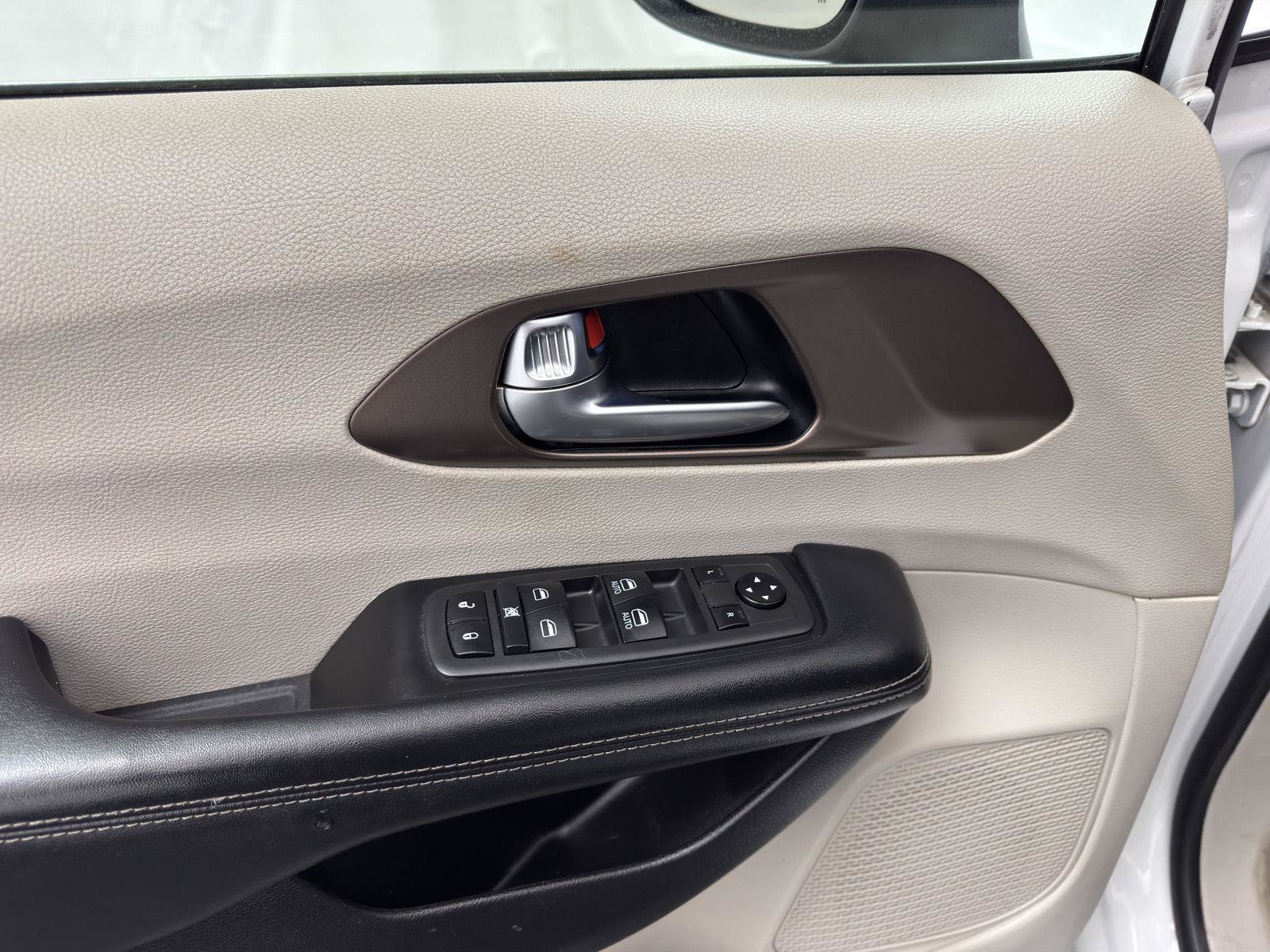 Used 2021 Chrysler Voyager Lxi FWD image 13