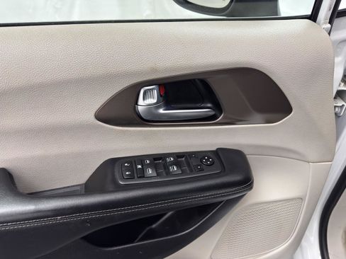 Used 2021 Chrysler Voyager Lxi image 13