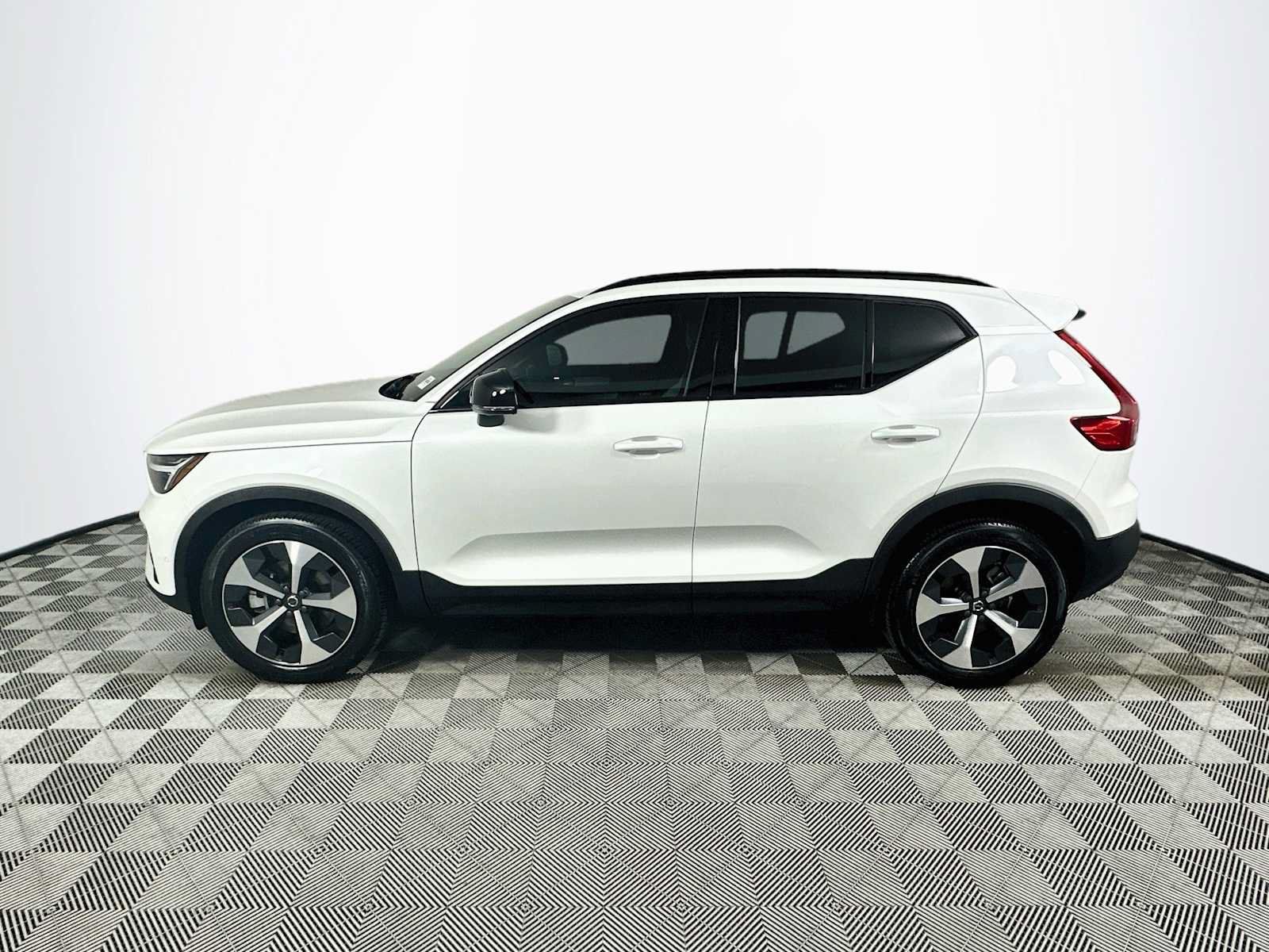 Used 2026 Volvo XC40 B5 Plus w/ Protection Package Premier AWD/4WD image 4