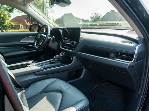 Used 2025 Toyota Grand Highlander AWD image 19