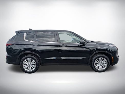 New 2026 Mitsubishi Outlander ES image 2