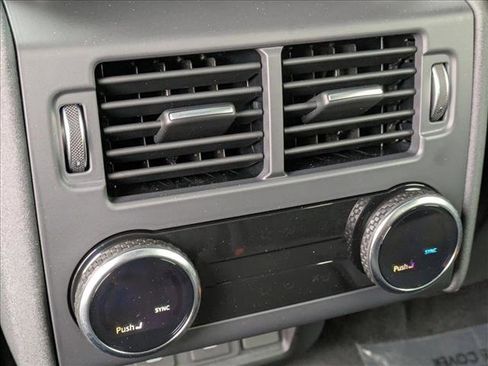 Used 2024 Land Rover Discovery Dynamic SE image 18