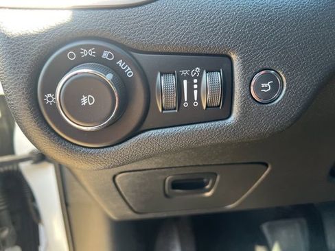 Used 2019 Jeep Cherokee Limited image 11