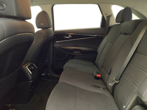 Used 2019 Kia Sorento LX w/ LX Convenience Package image 18