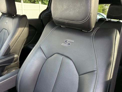 Used 2023 Chrysler Pacifica Touring-L w/ S Appearance Package FWD image 17