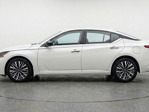 Used 2025 Nissan Altima 2.5 SV FWD image 5