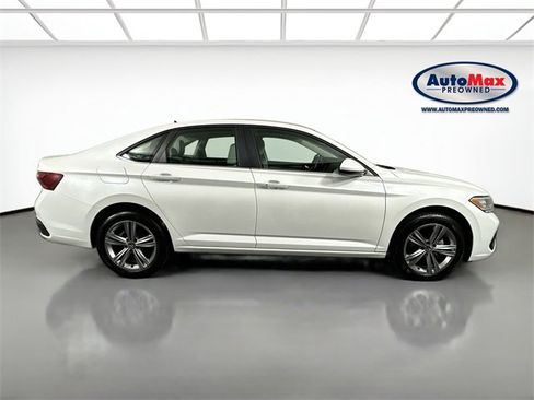 Used 2024 Volkswagen Jetta SE w/ Panoramic Sunroof Package image 10