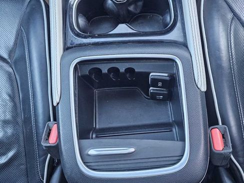 Used 2023 Chrysler Pacifica Limited w/ Uconnect Theater Family Group image 15