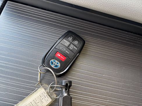 Used 2025 Toyota Sienna XLE FWD image 20