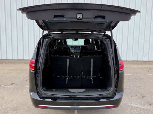 Used 2025 Chrysler Pacifica Select image 16
