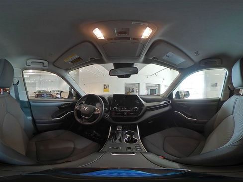 Used 2025 Toyota Highlander LE FWD image 44
