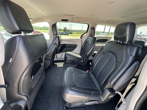 Used 2023 Chrysler Pacifica Touring-L FWD image 17