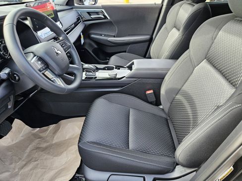New 2026 Mitsubishi Outlander ES image 7