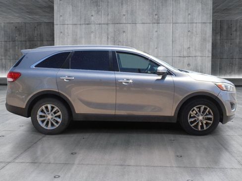 Used 2018 Kia Sorento FWD V6 image 6