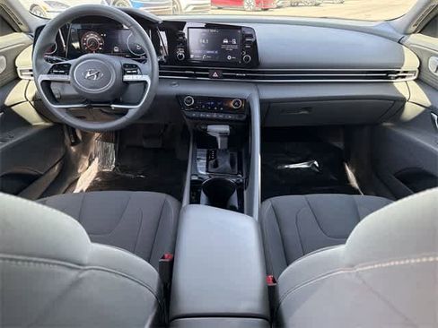 Certified 2022 Hyundai Elantra SEL w/ Convenience Package image 12