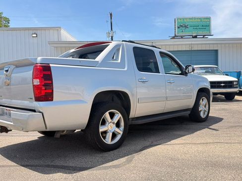 Used 2011 Chevrolet Avalanche LS w/ Regional Value Package RWD image 4